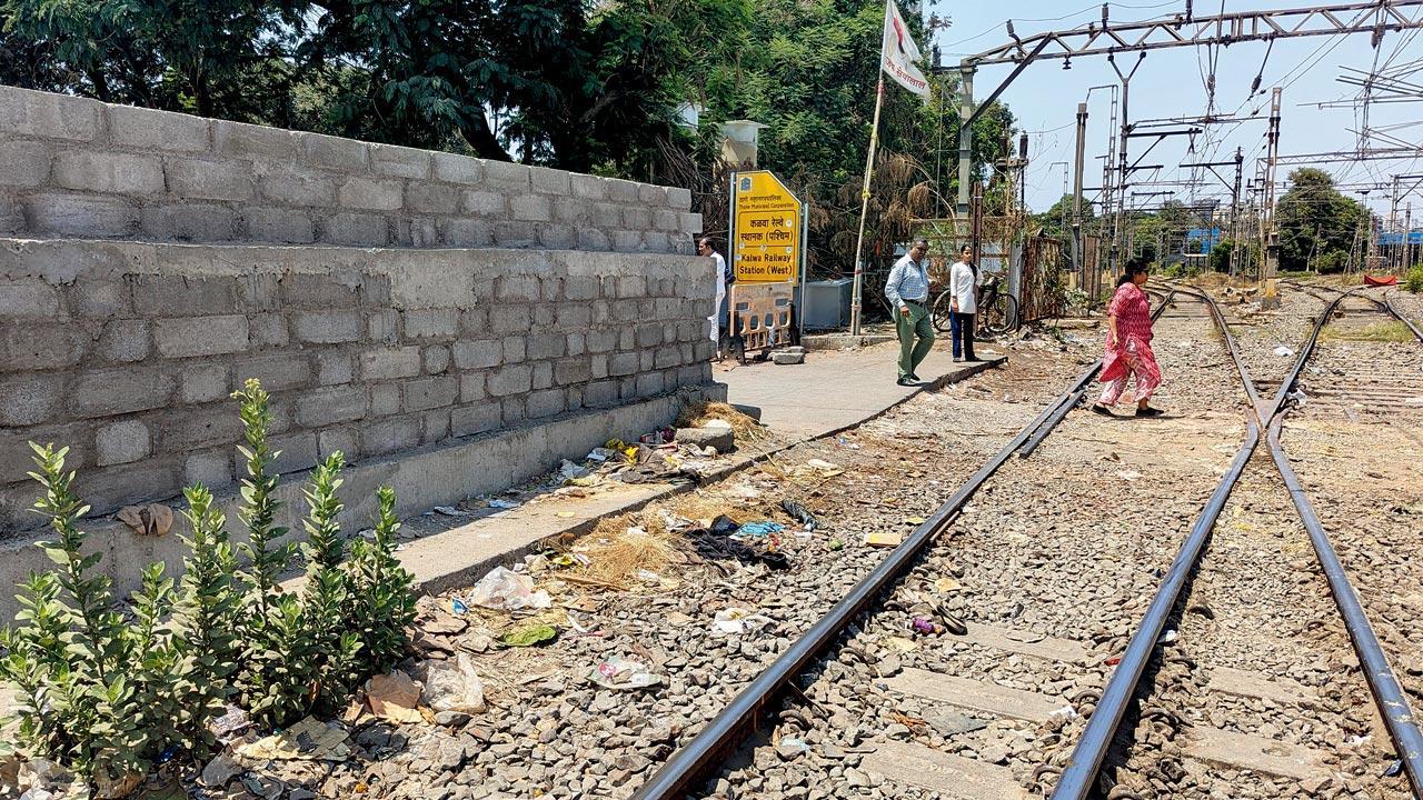 ​Kalwa car shed barricaded as Central Railway pushes wall, FOB construction 