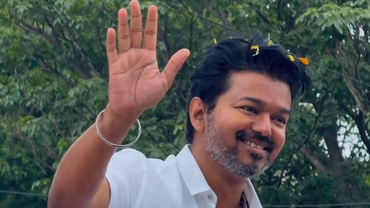 Thalapathy Vijay`s security guard points gun at fan who got too close to actor 