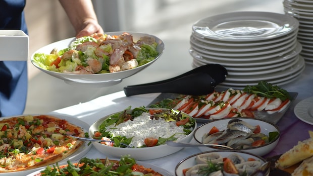 Living Alone? These 6 Healthy Eating Tips Will Save You Both Time And Money