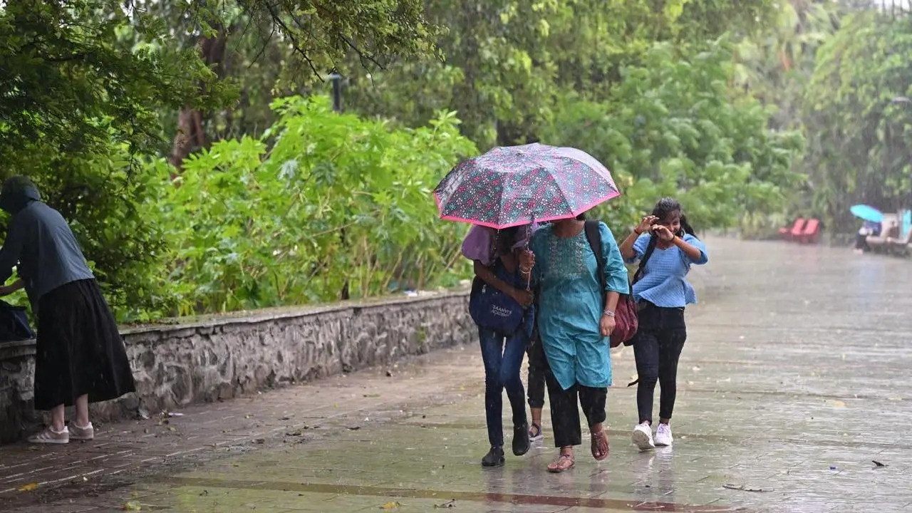 ​Mumbai weather updates: Moderate to heavy rainfall likely today 
