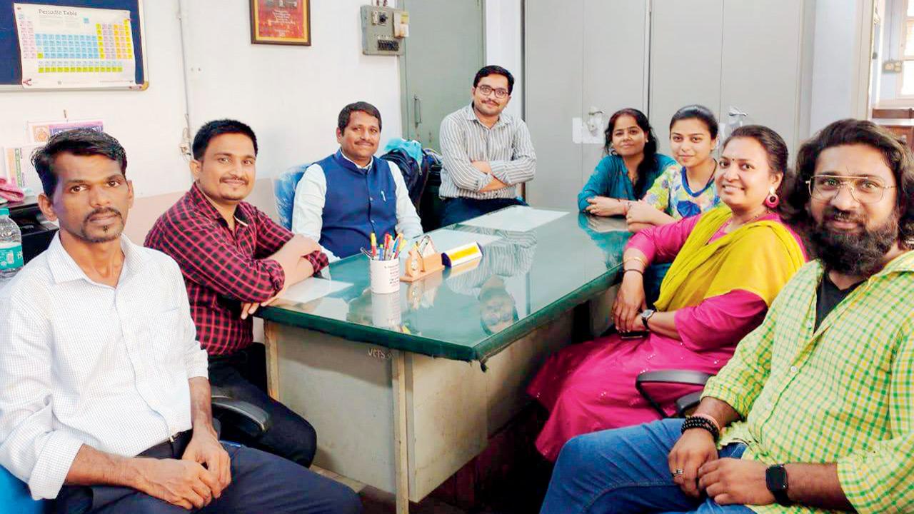 ​Chemistry Prof Shendage honoured by Mumbai University 