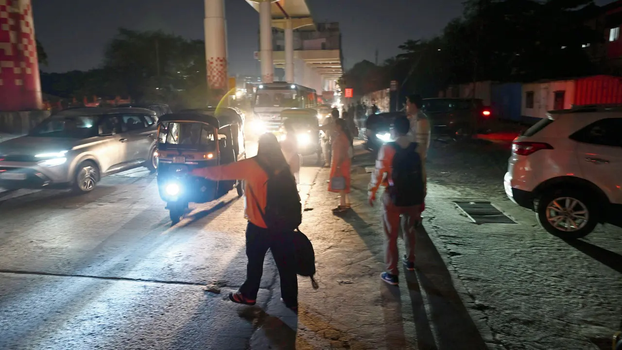 ​Mumbai Aqua Line Metro: MLA urges BMC, MMRDA to fix streetlights and footpath 