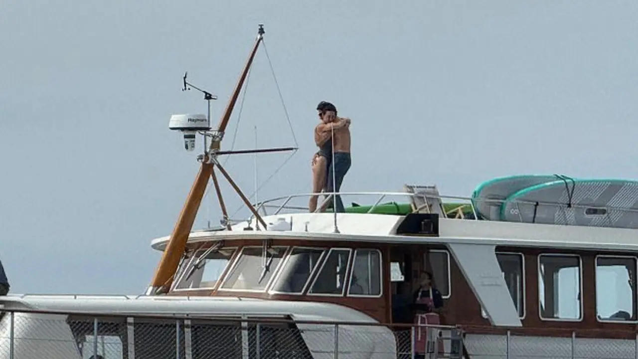 Picture of Justin Trudeau and Katy Perry kissing on a yatch goes viral 