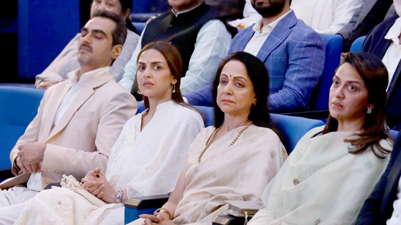 Hema Malini delivers an emotional speech at Dharmendra`s Delhi prayer meet 