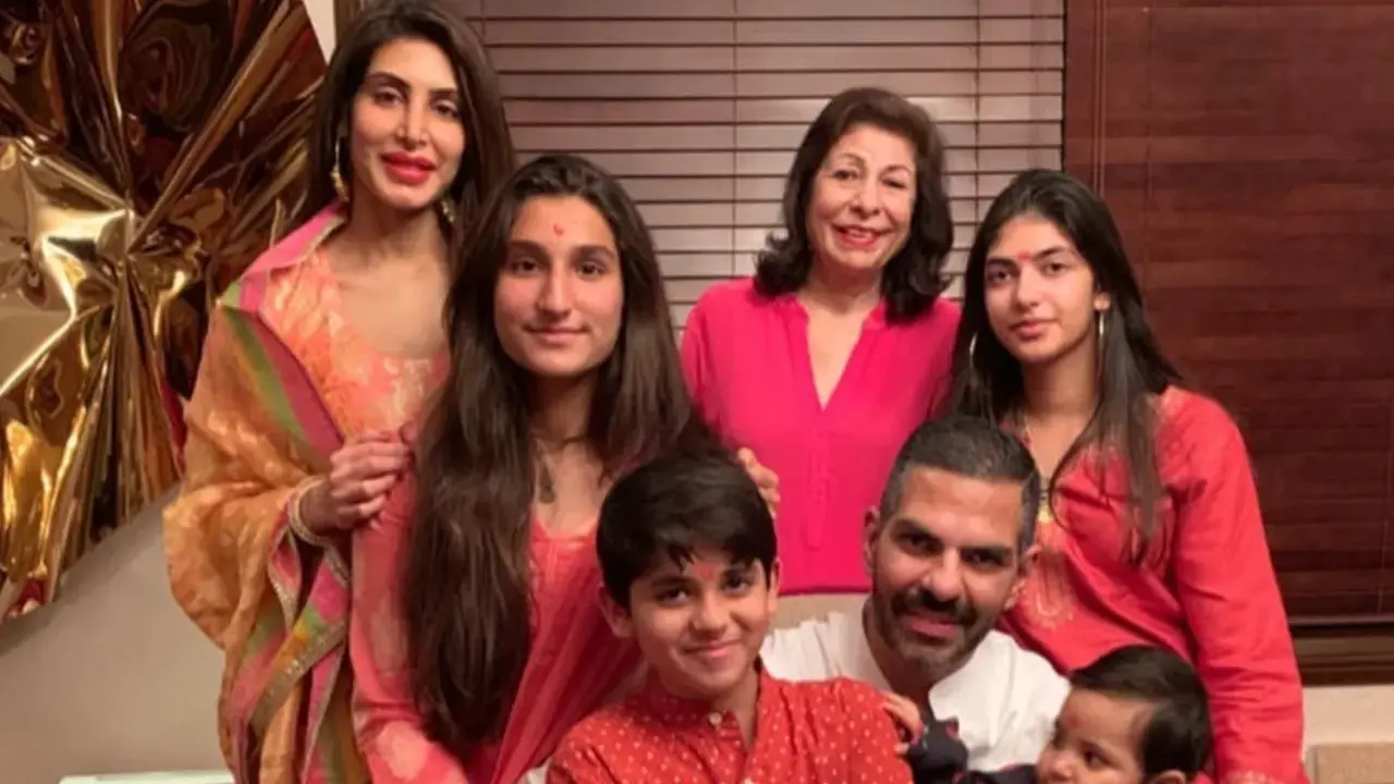 Sunjay Kapur`s mother moves Delhi HC against Priya Kapur, Karisma Kapoor`s kids