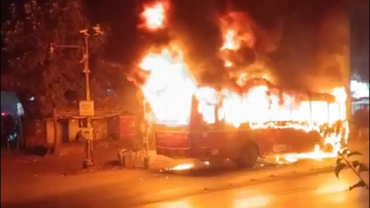 Massive fire breaks out in BEST bus at Kandivali, no injuries reported