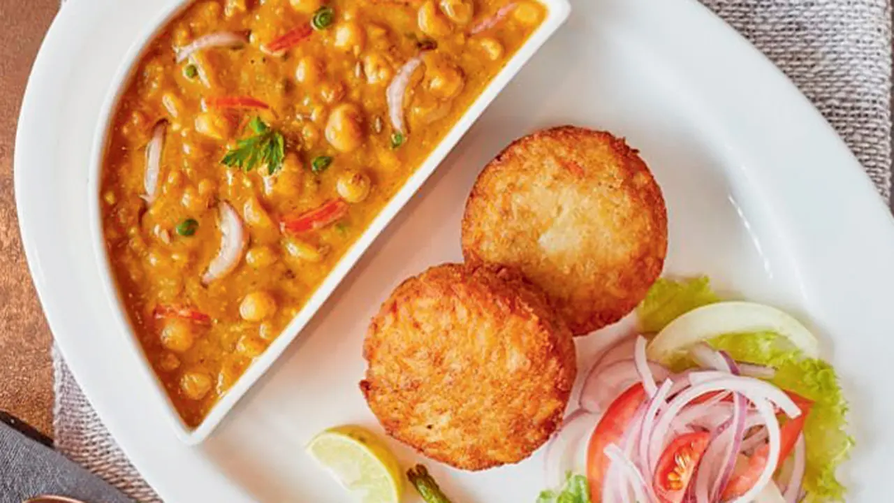 ​Why you should indulge in the ragda pattice at Cream Centre in Andheri 