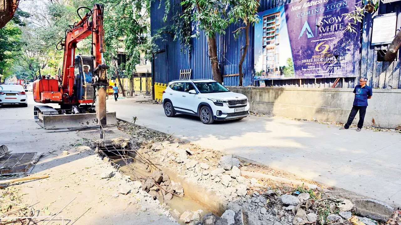 ​Mumbai: Bandra West locals struggle as Road No. 14 drains dug up again 