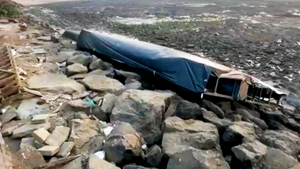 ​Carter Road residents protest 35 LED hoardings; residents flag dumping 