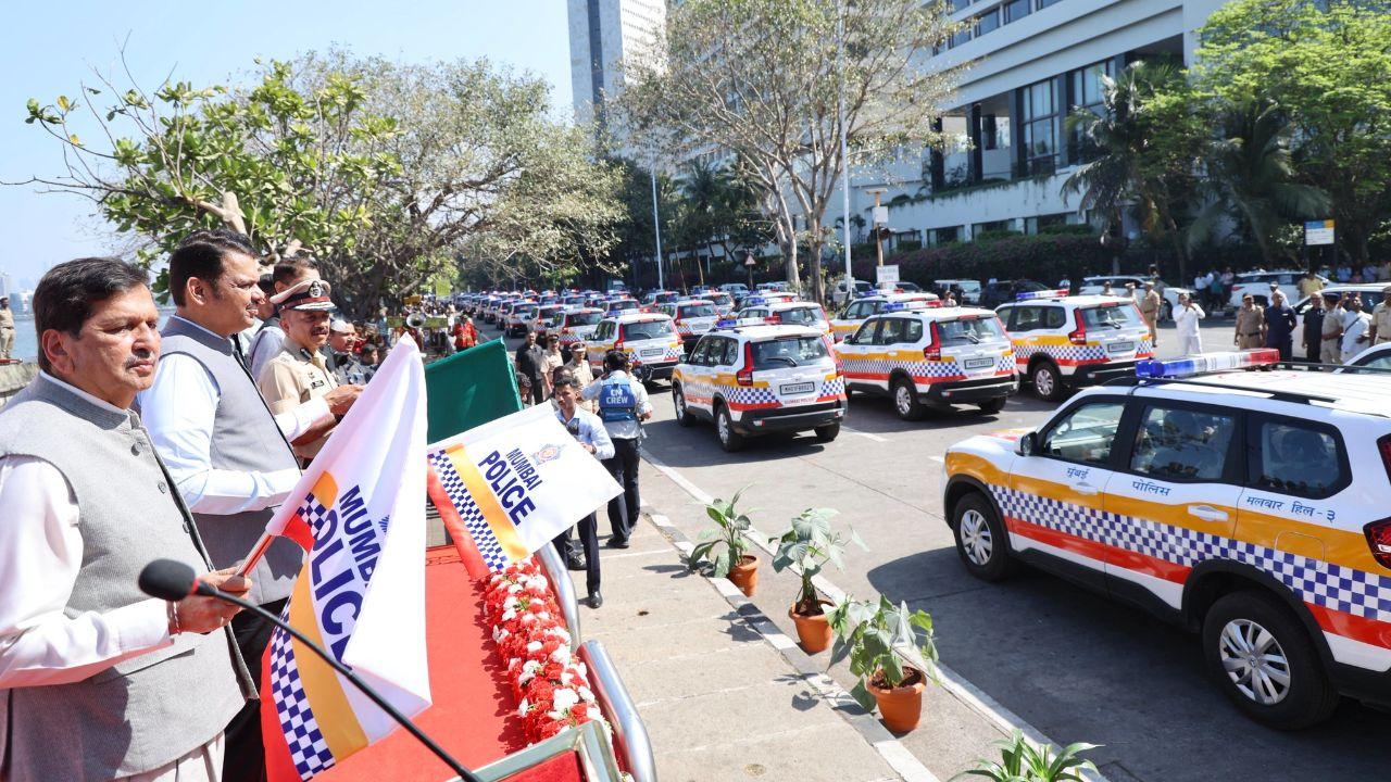 ​CM Fadnavis flags off 633 four-wheelers, 657 motorcycles for Mumbai Police 