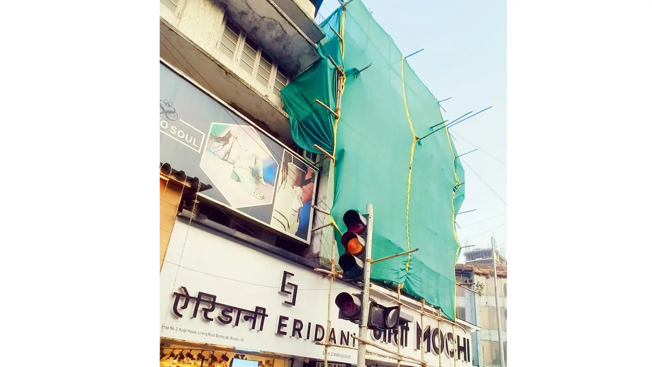 ​Two injured as second-floor slab collapses on Linking Road in Khar 