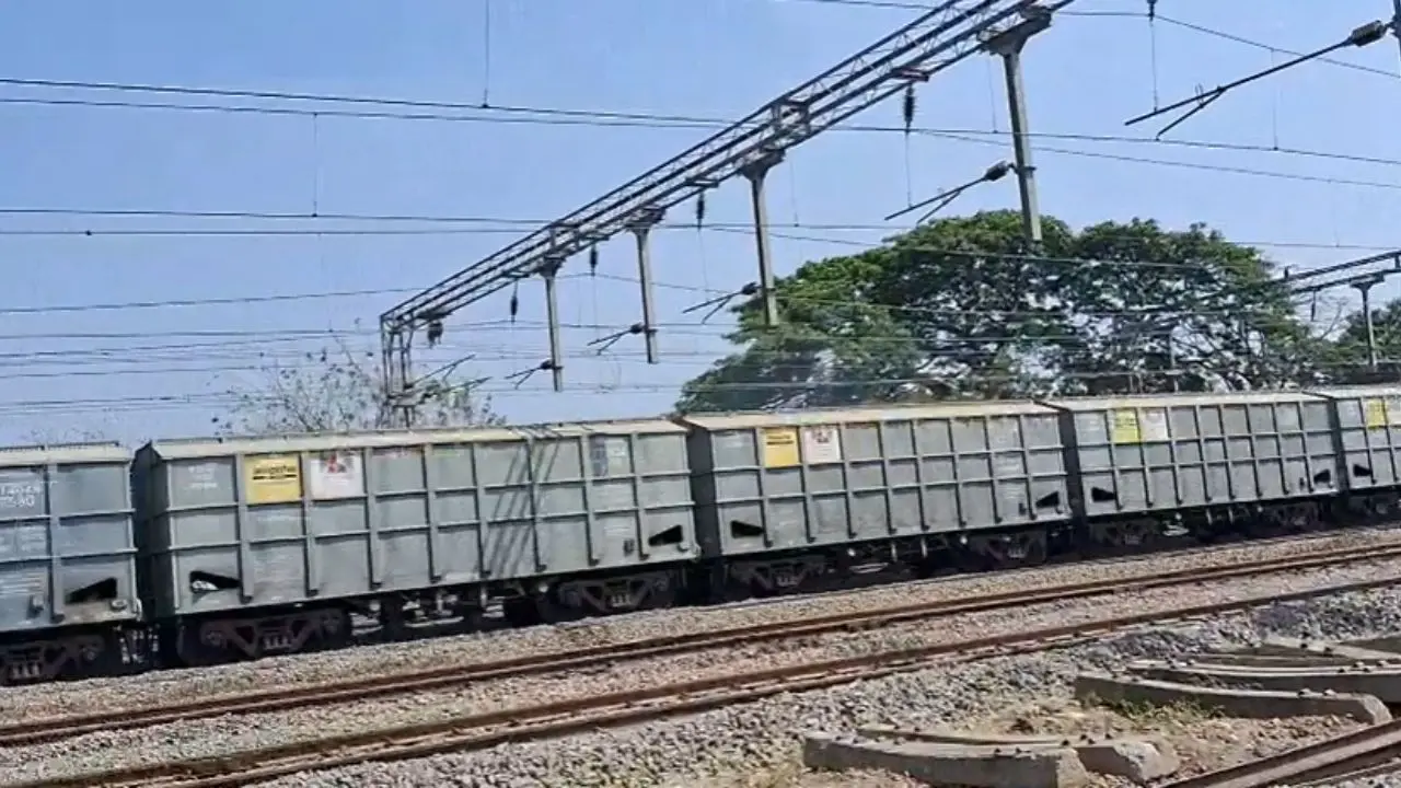 Uncontrolled loaded freight train rolls down between Palasdari-Karjat stations
