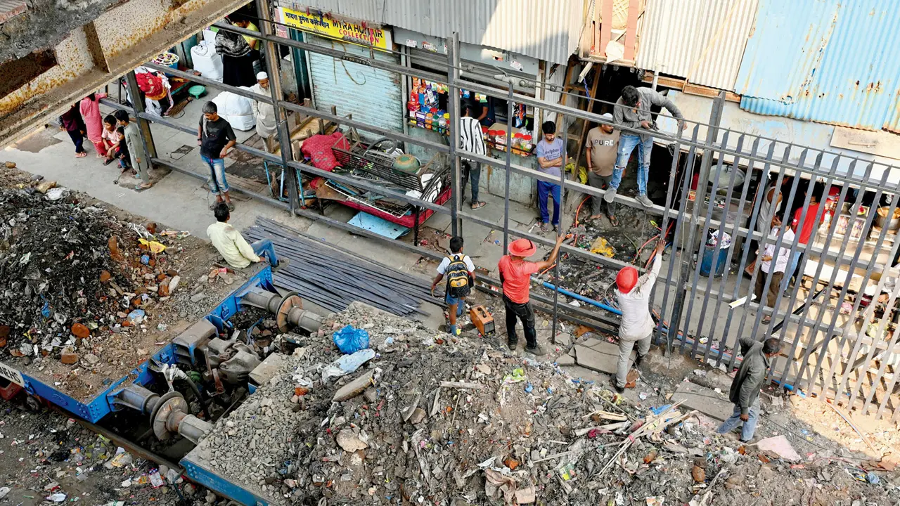 ​Western Railway installs 3-metre fencing near Bandra tracks to stop dumping 