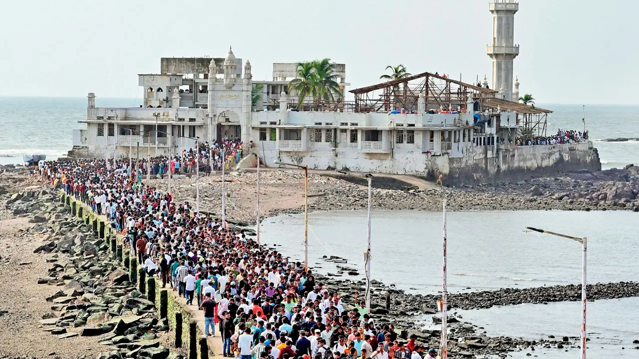 ​World’s tallest national flag may soon fly at Haji Ali Dargah 