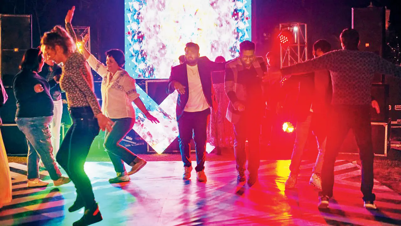 ​Pubs and restaurants flouting hours may face permanent closure, says CM Fadnavis 