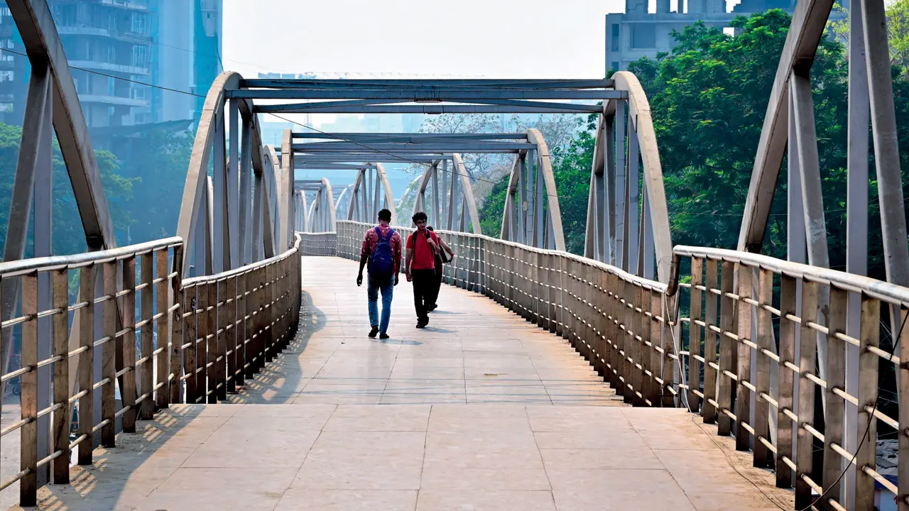 ​Santacruz skywalk’s missing roof turns daily commute into a scorching ordeal 