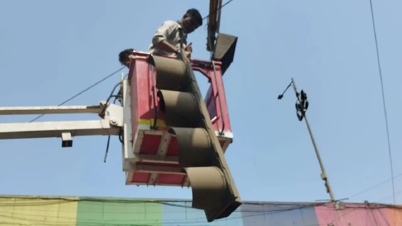 ​Traffic signal breaks at Cadbury Junction in Thane, no injuries 