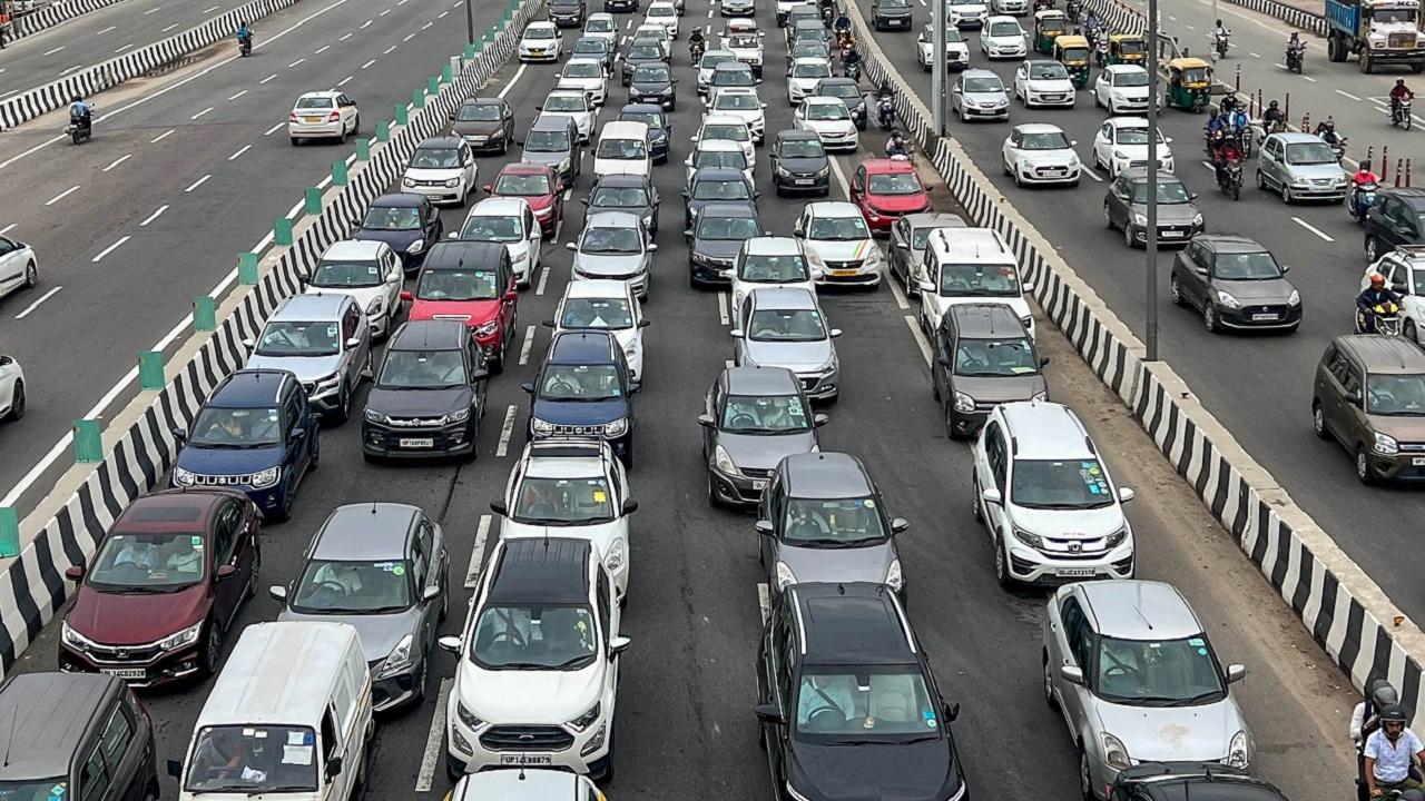 ​5.28 crore vehicles on road in Maharashtra, 8.2 pc increase within one year 