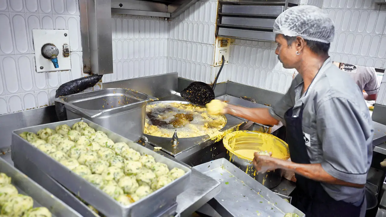 ​Mumbai restaurants warn of 60 percent of hotel shutdown risk amid LPG crunch 