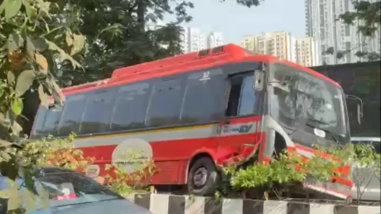 BEST bus crashes into divider in Worli while avoiding accident, no one injured