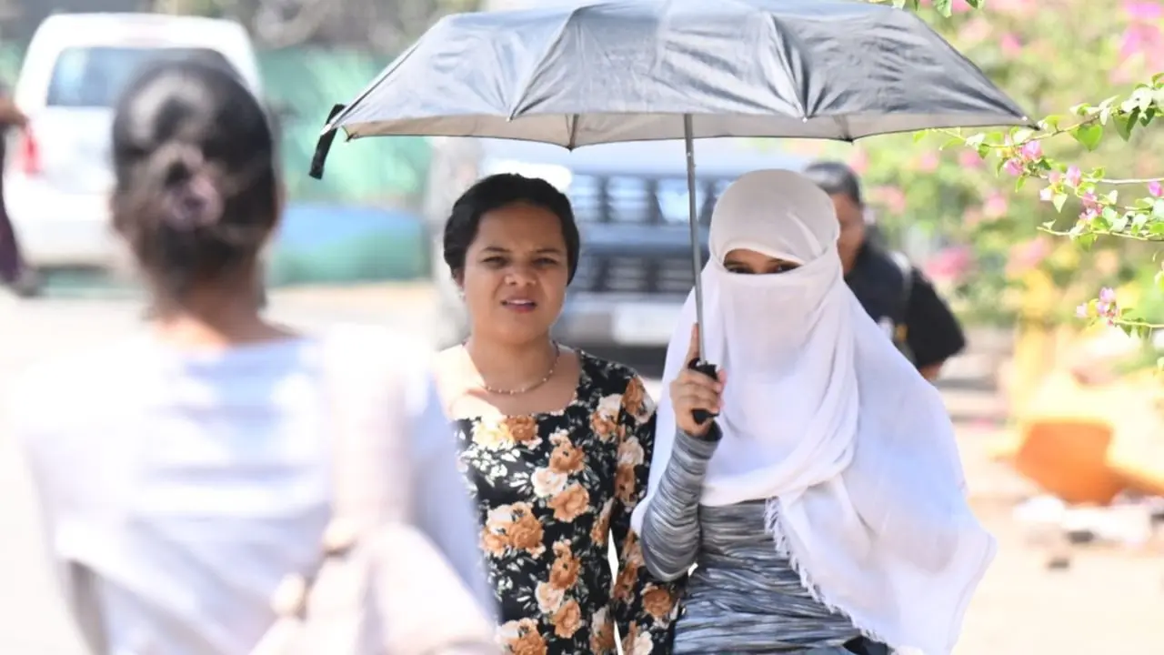 ​Mumbai weather: Clear skies, hot weather in city; AQI remains `Satisfactory` 