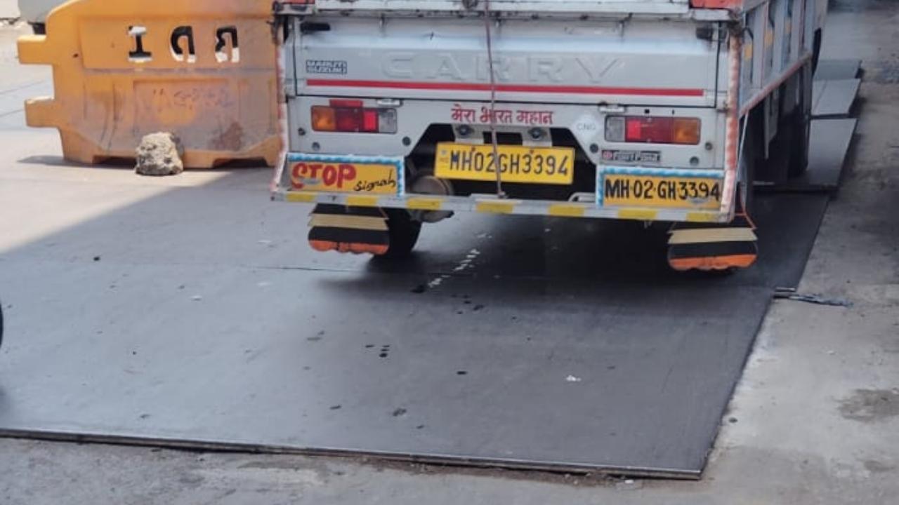 Metal sheets back at busy Bandra junction, cause traffic snarls