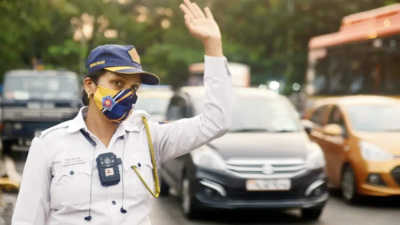 ​Illegal parking at bus stops: Traffic police impose Rs 10.51 lakh in fines 