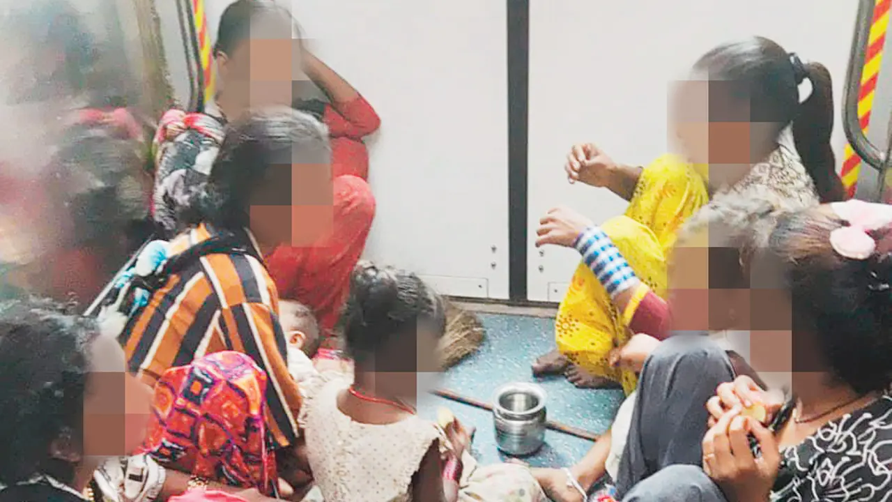 ​Mumbai: AC local helpline shut, commuters left without grievance redressal 