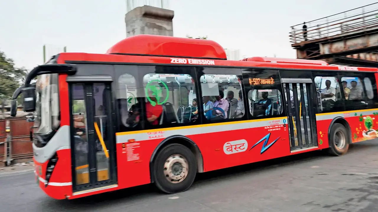 ​Mumbai: Parked BEST electric bus rolls back, hits stall in Bhandup 