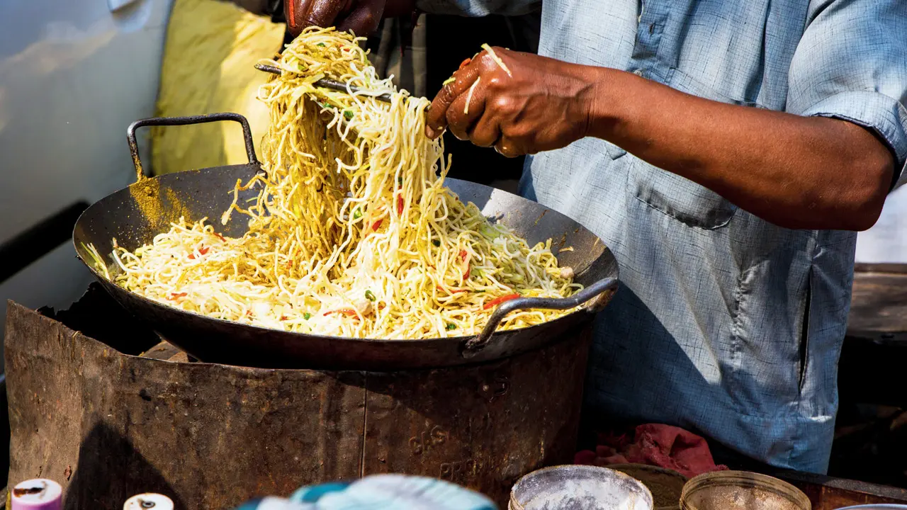 How can citizens tell which is a licensed hawker and which is not?