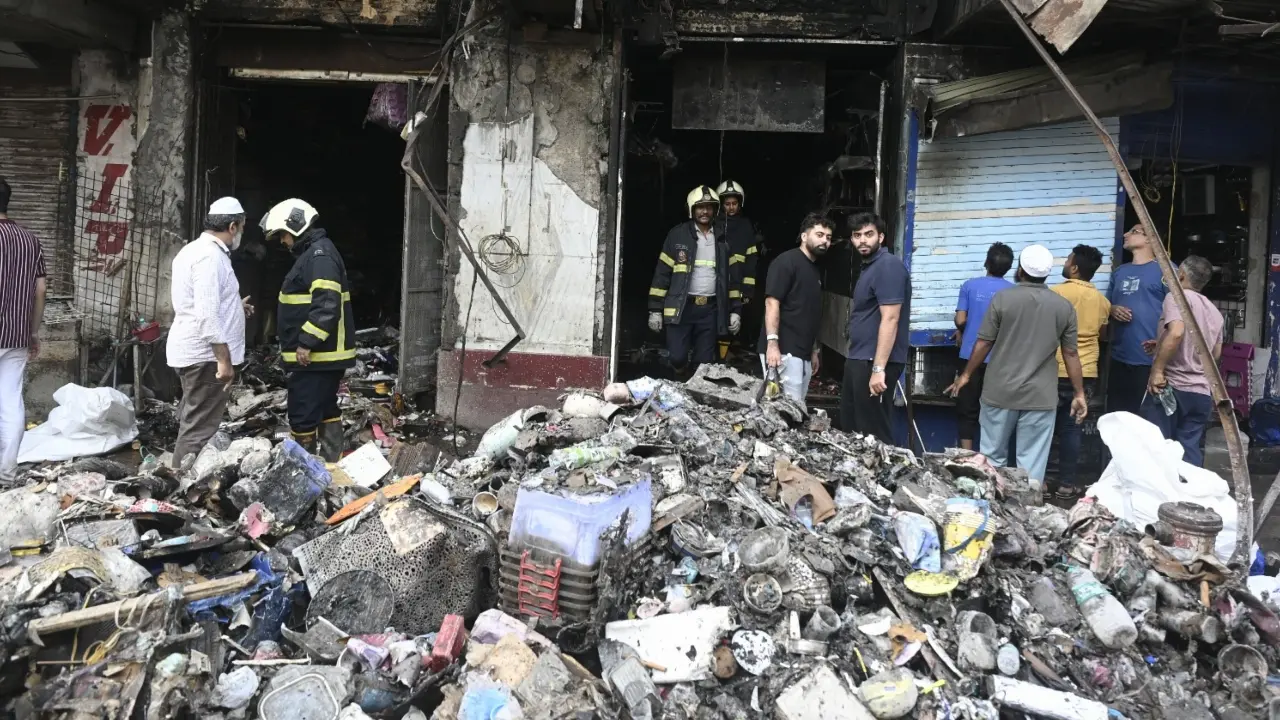​Mumbai: Fire breaks out at commercial building near Crawford market 