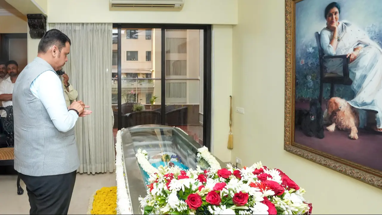 ​Devendra Fadnavis visits Asha Bhosle’s residence, pays final respects in Mumbai 