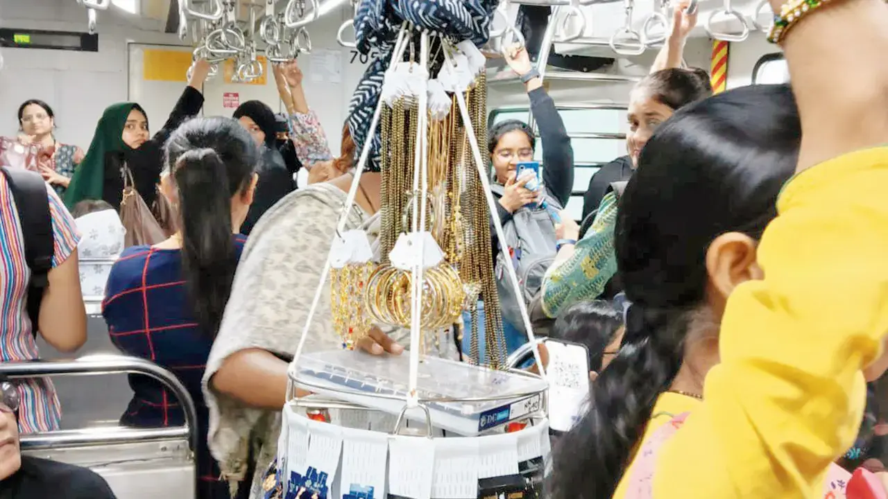 ​Overcrowding fears rise as Central Railway approves 100 hawkers to operate 