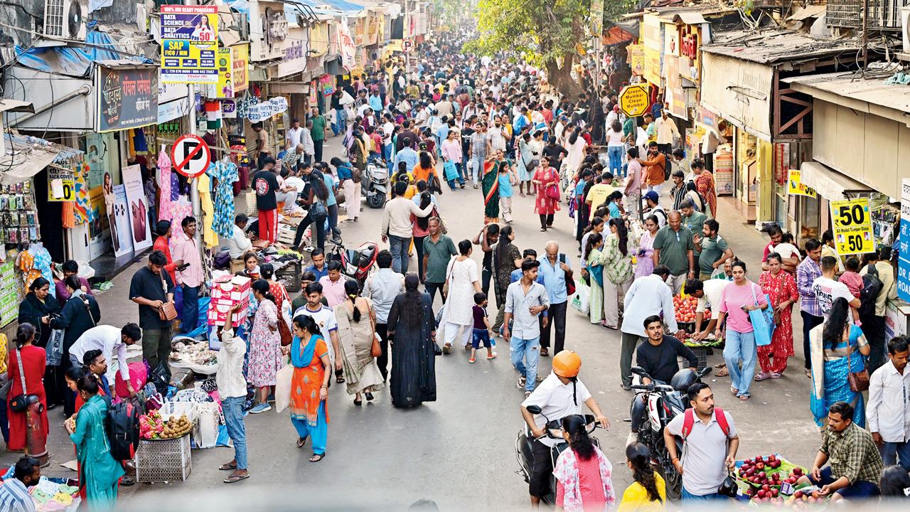 ​Scan to verify: Mumbai hawkers go digital as BMC introduces QR verification 