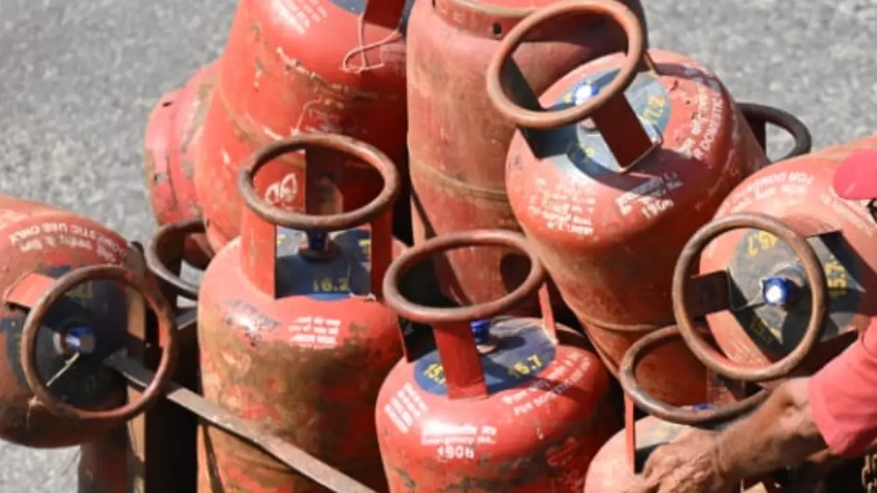​Gas delivery worker booked after Mumbai cops recover 23 empty LPG cylinders 