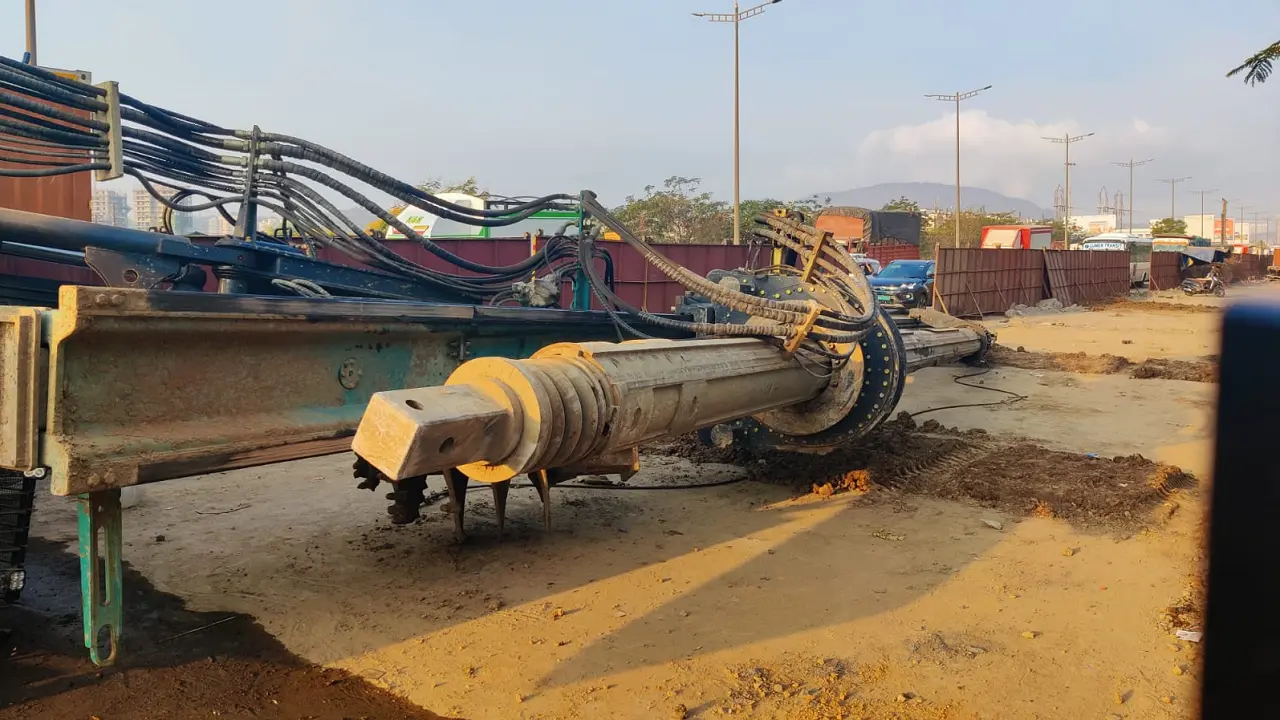 ​Piling rig overturns near Vashi Bridge, kills constable, disrupts traffic 