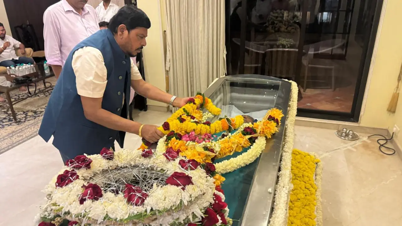 ​Asha Bhosle’s death leaves a void in Indian cinema music, says Ramdas Athawale 