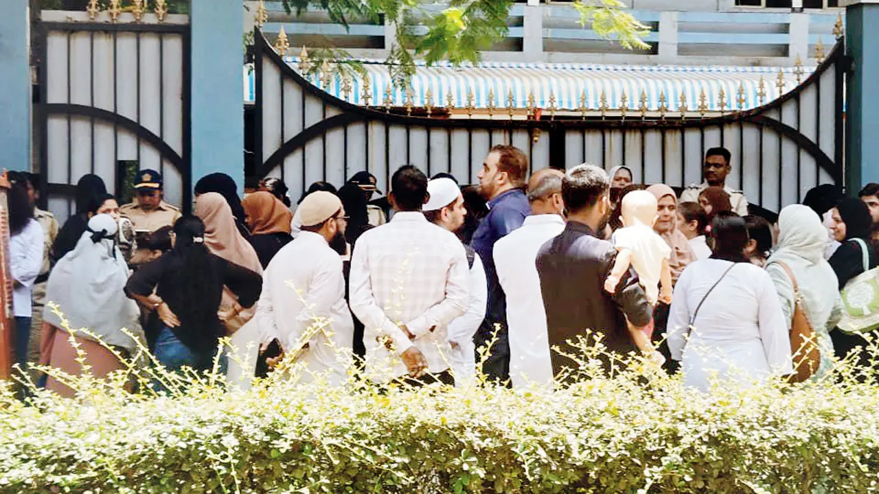 ​Mumbai: Parents oppose digital leaving certificates at Oshiwara school 