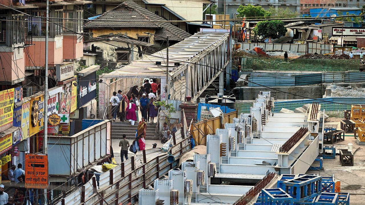 ​Mumbai: Pedestrians caught between unsafe skywalk and crowded roads in Sion 