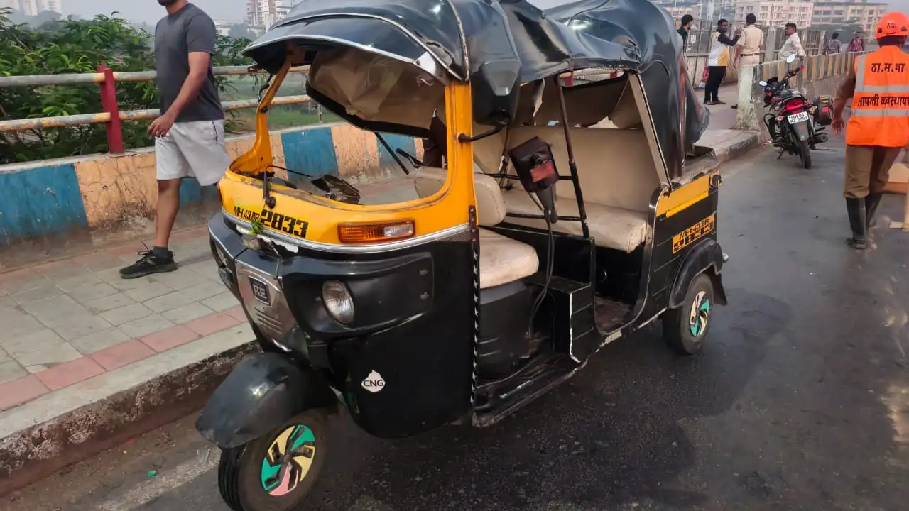 ​Two injured in autorickshaw-car head-on collision on Kalwa flyover in Thane 