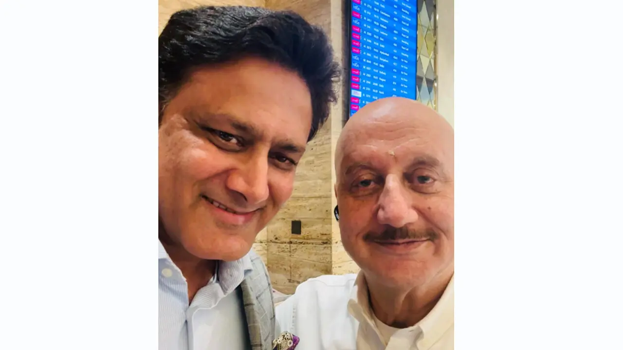 Anupam Kher runs into Anil Kumble, praises him for being `grounded`
