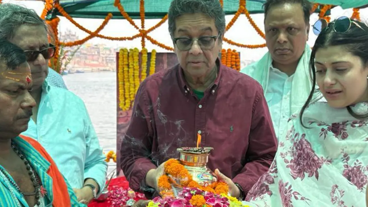 Watch: Zanai Bhosle breaks down while immersing Asha Bhosle`s ashes 