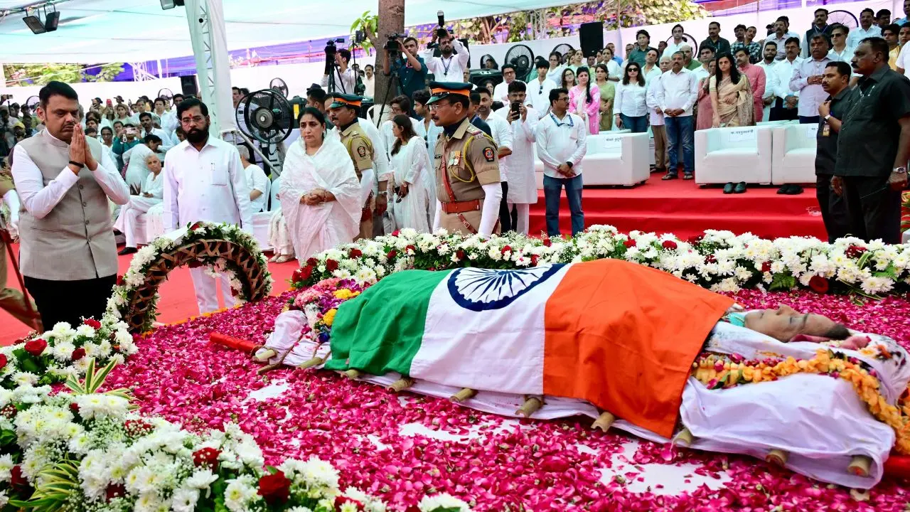 ​End of an era: Asha Bhosle cremated with full state honours at Shivaji Park 