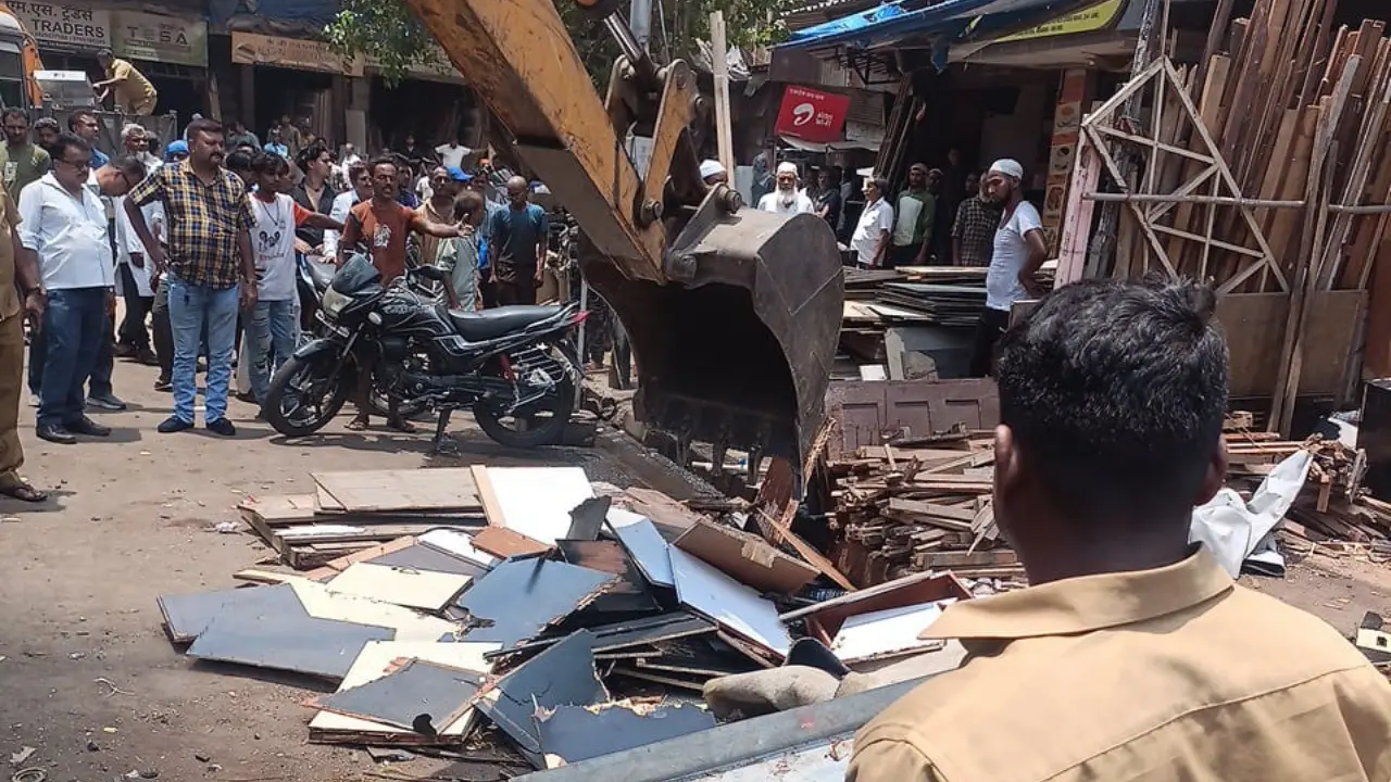 ​BMC conducts massive demolition drive in Kamathipura, removes 70 illegal hawkers 