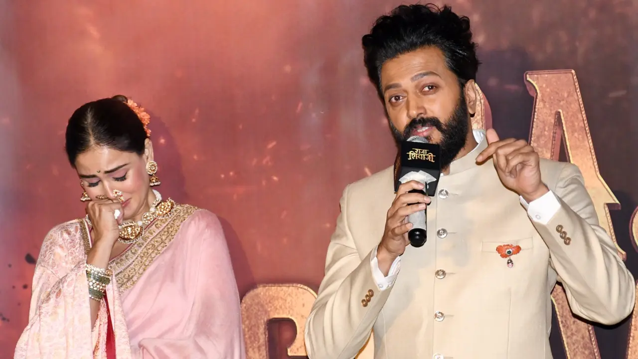 Raja Shivaji trailer launch: Genelia breaks down after hearing Riteish`s speech 