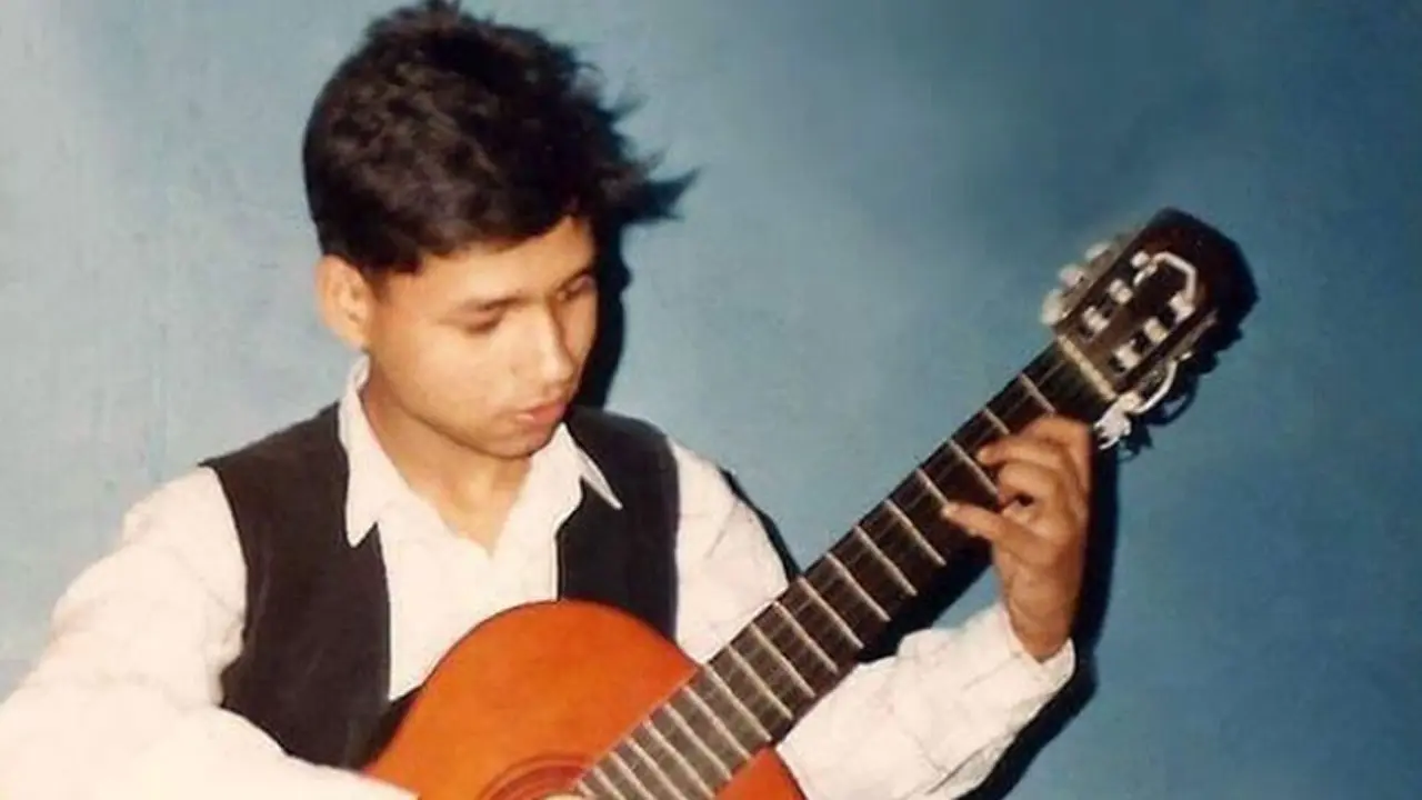 Kailash Kher shares a throwback pic from a guitar jam session 