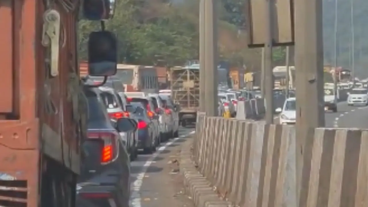 ​Mumbai-Pune Expressway faces major disruption; commuters stuck near Lonavala 
