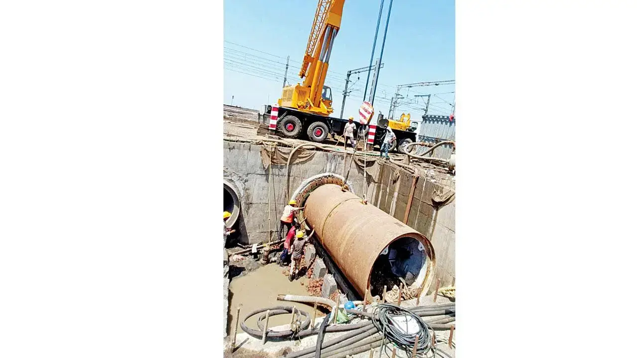 WR installs giant 1,200 mm drainage pipes to prevent waterlogging in Bandra