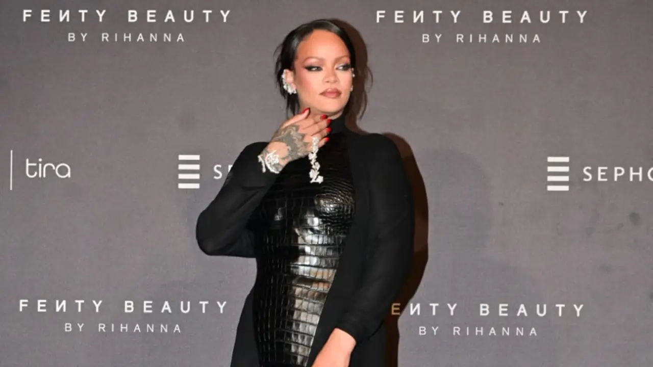 Watch! Rihanna handles jewellery malfunction like a pro in Mumbai 