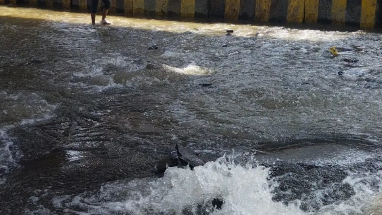 ​Pipeline burst damages road at Bandra`s Lucky Junction again, affects traffic 